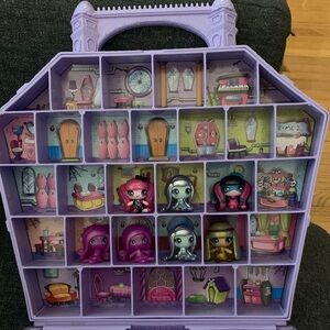 Monster High Carrying Coffin Case + 7 minis